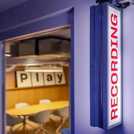 The Social Hub 3*